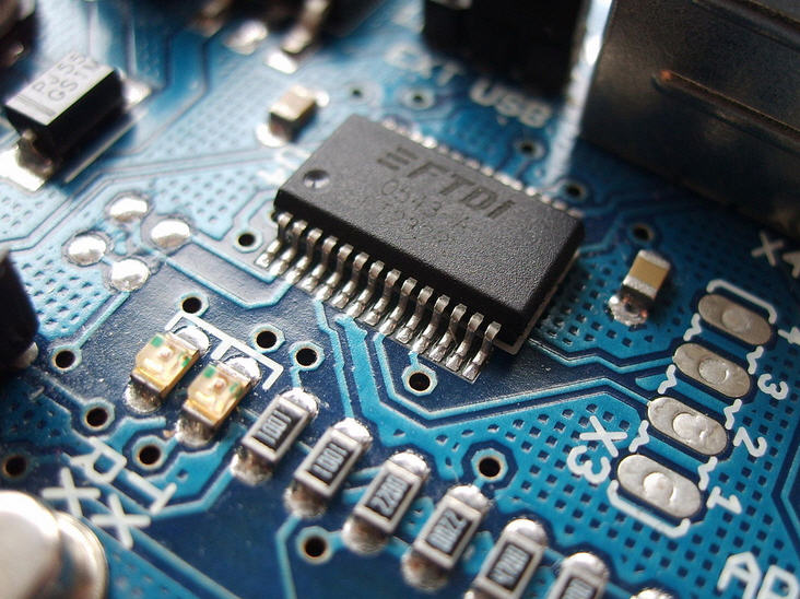 Carte électronique avec composants et signaux